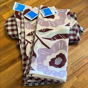 Room Essentials Burgundy & White Kitchen Towels. Total 6. Plus one oven mitt.